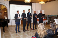 /album/155-vyroci-sveceni-praporu-lumira/061125-velek-muzi-pivni-zpev-jpg/